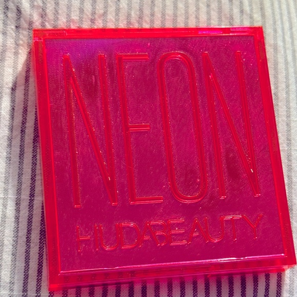 Huda Beauty Neon Pink Obsessions Eyeshadow Palette - Picture 4 of 4